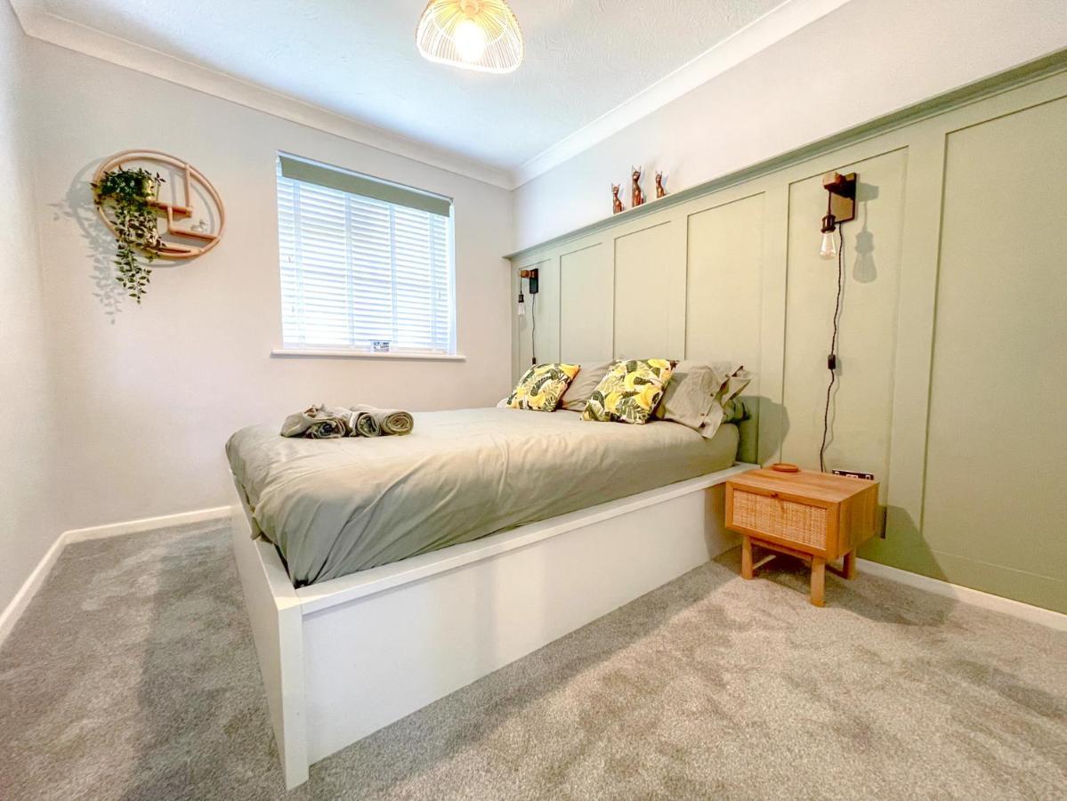 Escape To Tranquil 1 Bed, Poole Villa Canford Magna Dış mekan fotoğraf