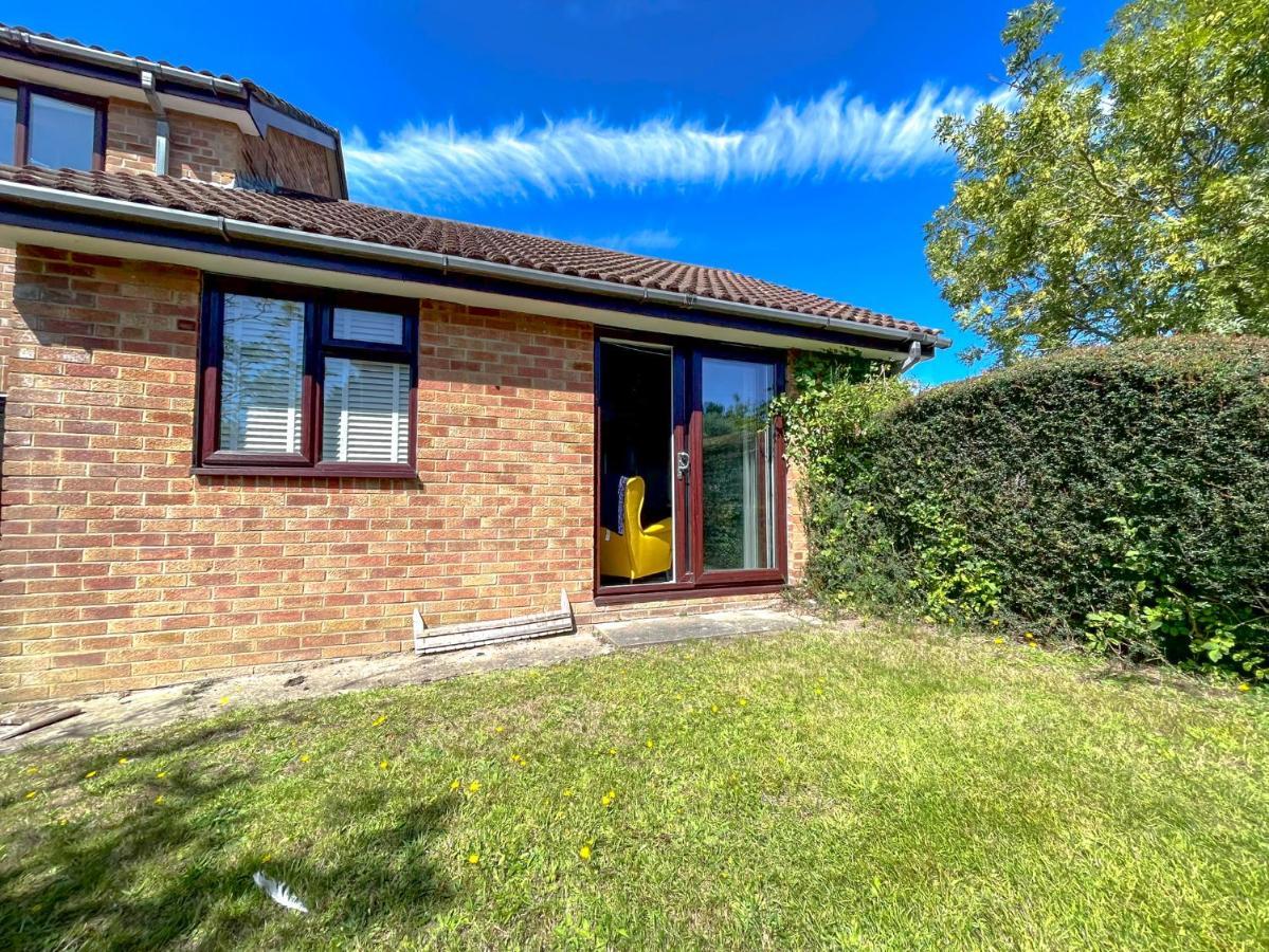 Escape To Tranquil 1 Bed, Poole Villa Canford Magna Dış mekan fotoğraf