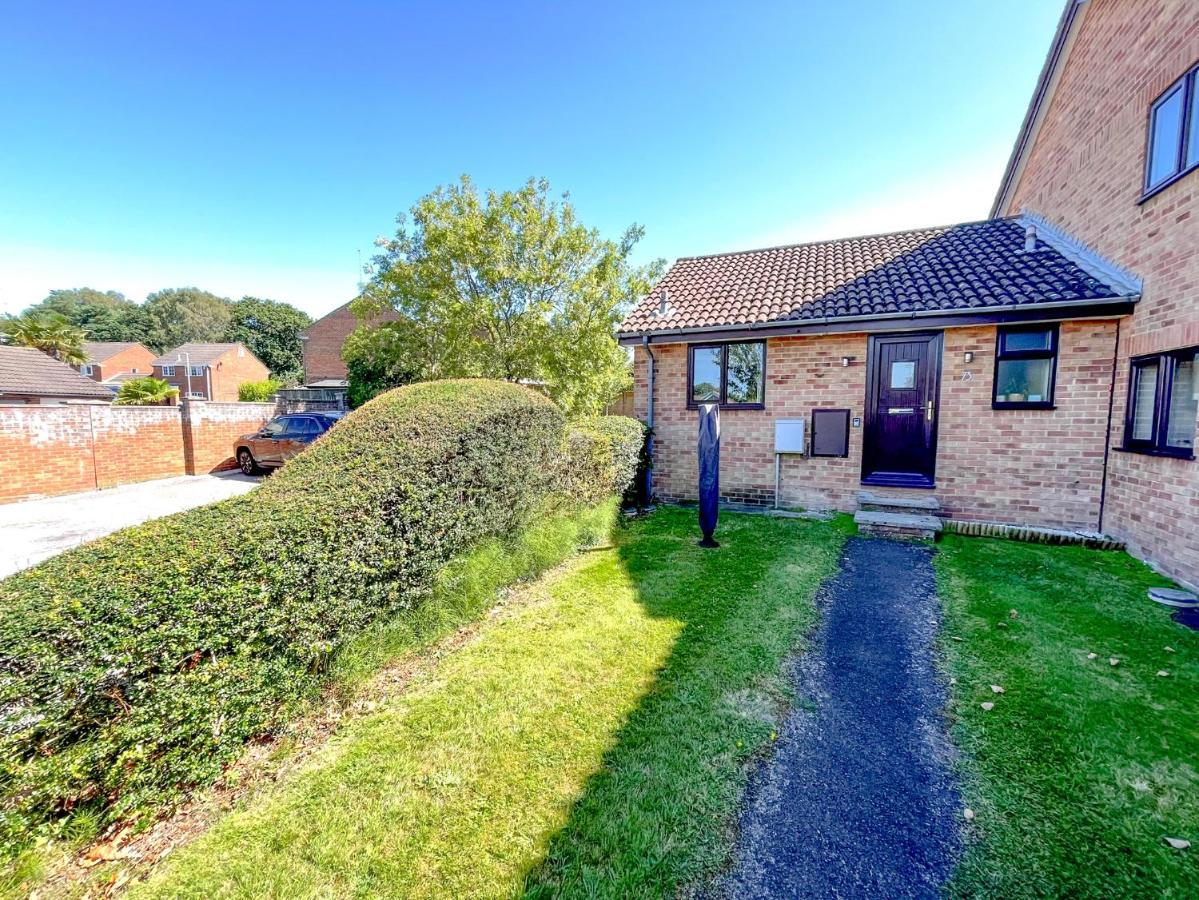 Escape To Tranquil 1 Bed, Poole Villa Canford Magna Dış mekan fotoğraf